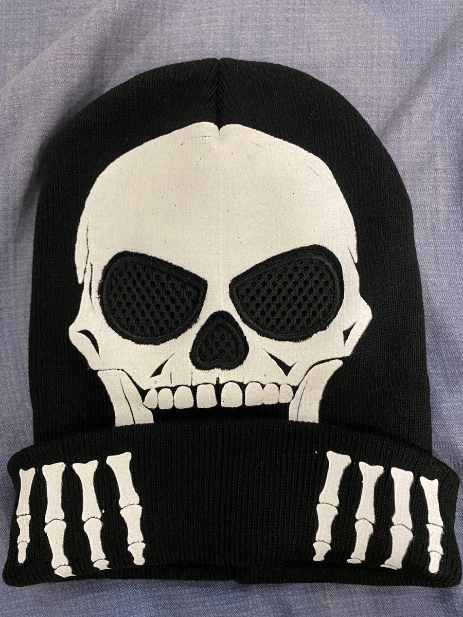 Leuchtende Strickmütze mit Totenkopf-Ärmel