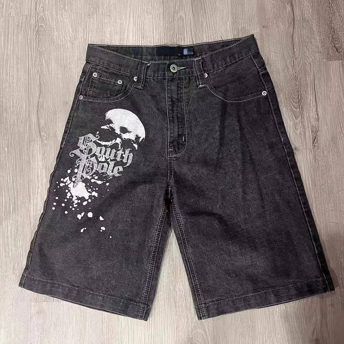 Lässige Jeansshorts für Herren mit Totenkopf-Print