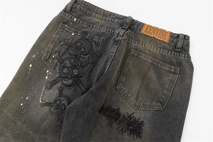 Modische Jeans mit dunklem Totenkopf-Kreuz für Männer