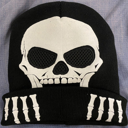 Leuchtende Strickmütze mit Totenkopf-Ärmel