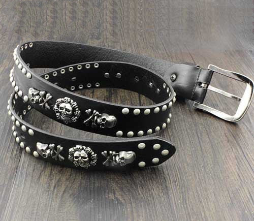 Ceinture en cuir de vachette avec rivets et tête de mort