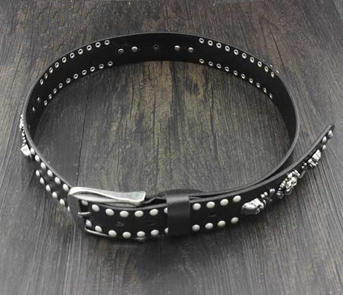 Ceinture en cuir de vachette avec rivets et tête de mort