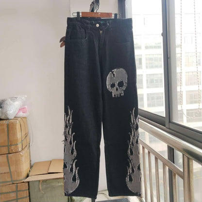 Jeans mit aufgesticktem Totenkopf-Patch auf der Rückseite