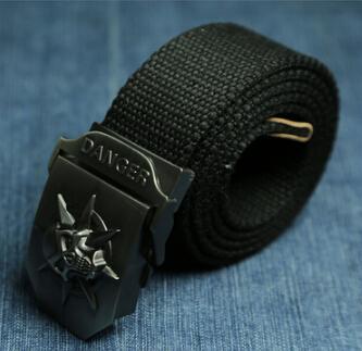 Ceinture en toile et métal avec tête de mort pour homme