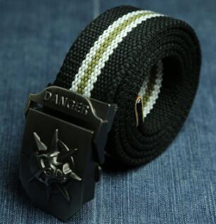 Ceinture en toile et métal avec tête de mort pour homme