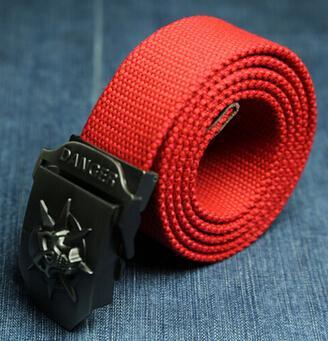 Ceinture en toile et métal avec tête de mort pour homme