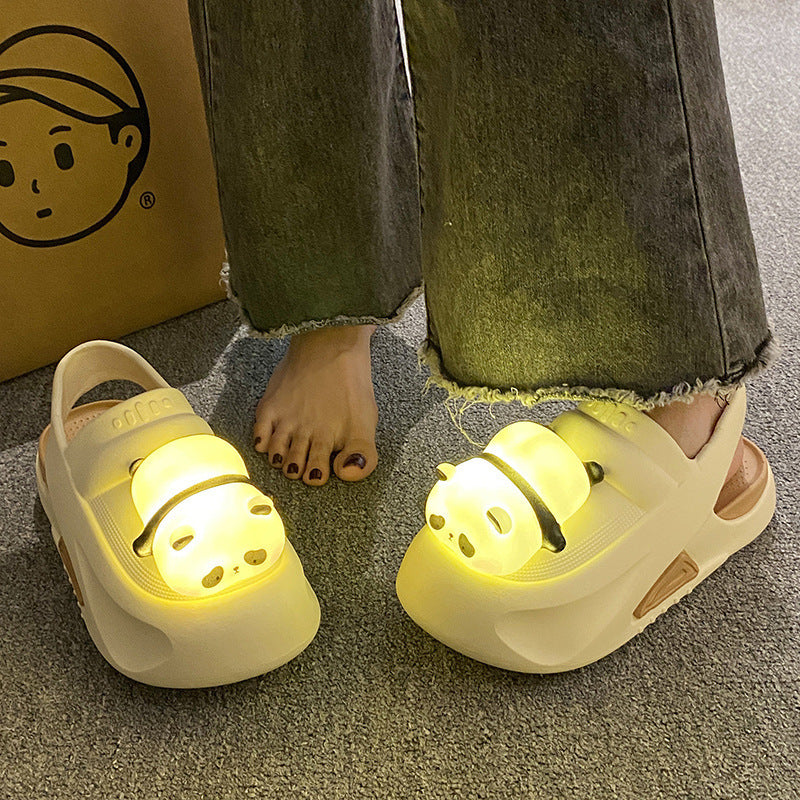 2024 Pantoufles mignonnes avec lampe panda Sandales d'été pour femme Chaussures légères et amusantes pour femmes