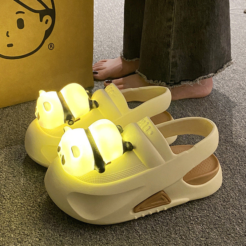 2024 Pantoufles mignonnes avec lampe panda Sandales d'été pour femme Chaussures légères et amusantes pour femmes