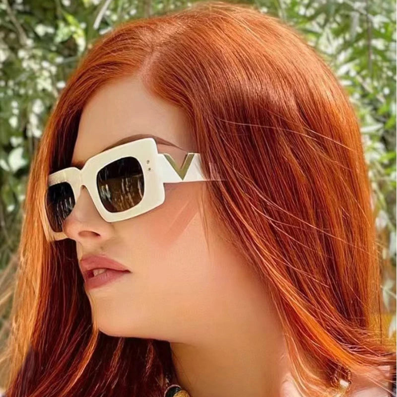 2024 Neue Retro High-End-Sonnenbrille mit quadratischem Bein und V-förmigem Metalldekorationsdesign, modische Sonnenbrillen, Persönlichkeitstrend, weiblich