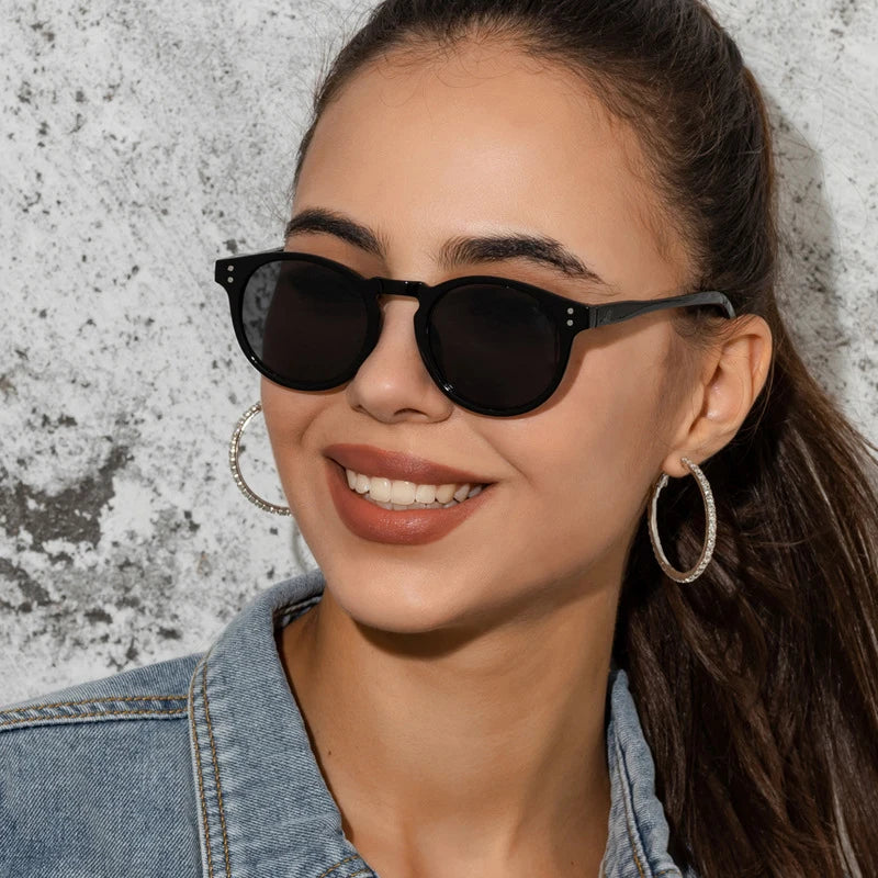 Vintage-Sonnenbrille mit kleinem Rahmen für Damen, trendige Sonnenbrille mit ovalem Rahmen, Retro-Sonnenbrille für Reisen und Strand, UV400-Schutz