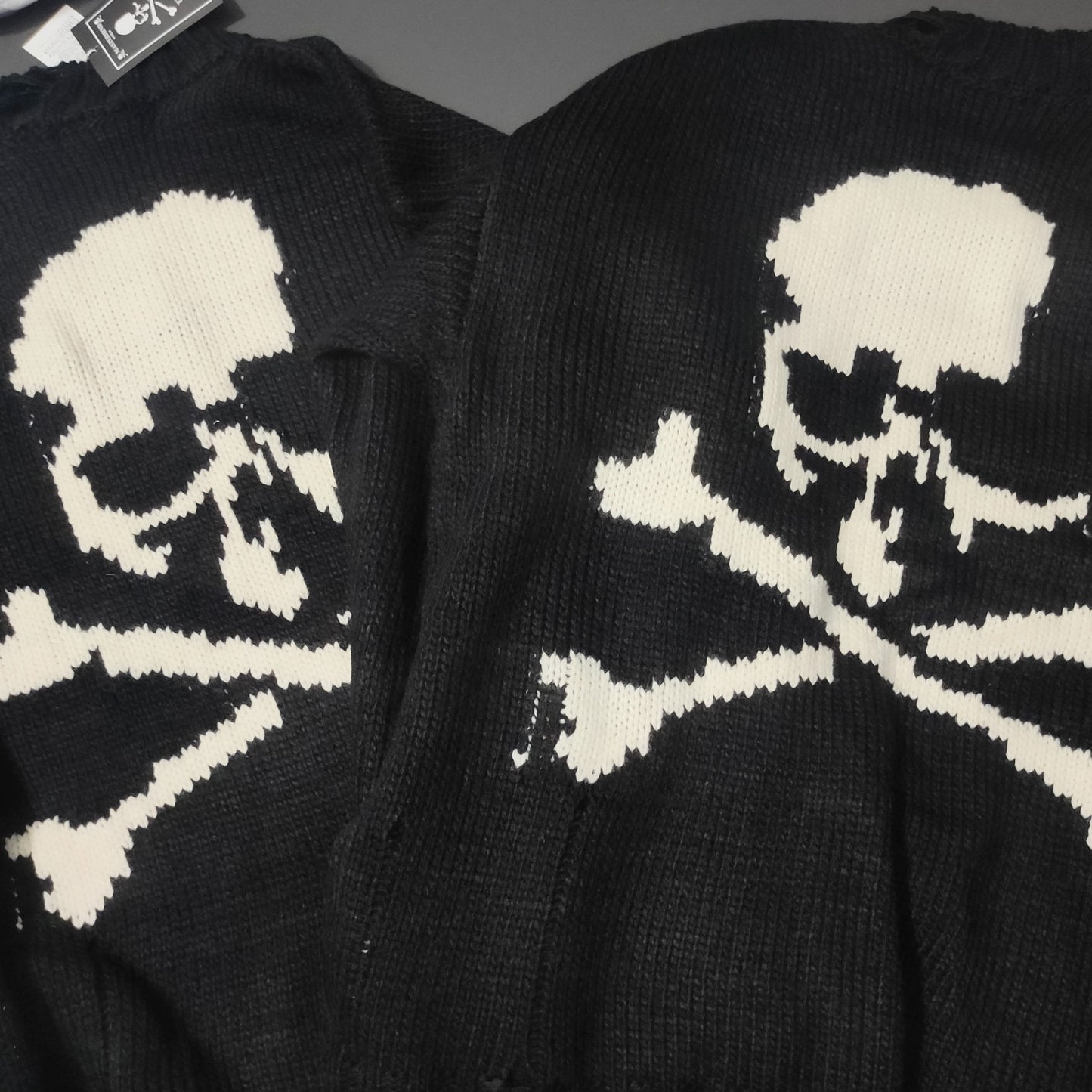 Pullover mit dunklem Totenkopf und zerrissenem dickem Faden