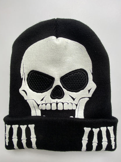 Leuchtende Strickmütze mit Totenkopf-Ärmel