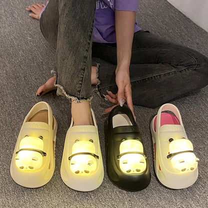 2024 Pantoufles mignonnes avec lampe panda Sandales d'été pour femme Chaussures légères et amusantes pour femmes