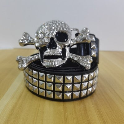 Ceinture avec décoration tête de mort en strass cloutée en métal