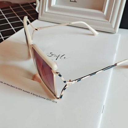 Lunettes de soleil creuses à monture en bambou pour femmes